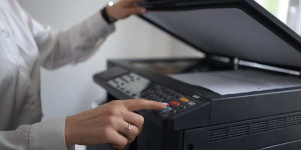 mujer-trabajo-oficina-usando-impresora
